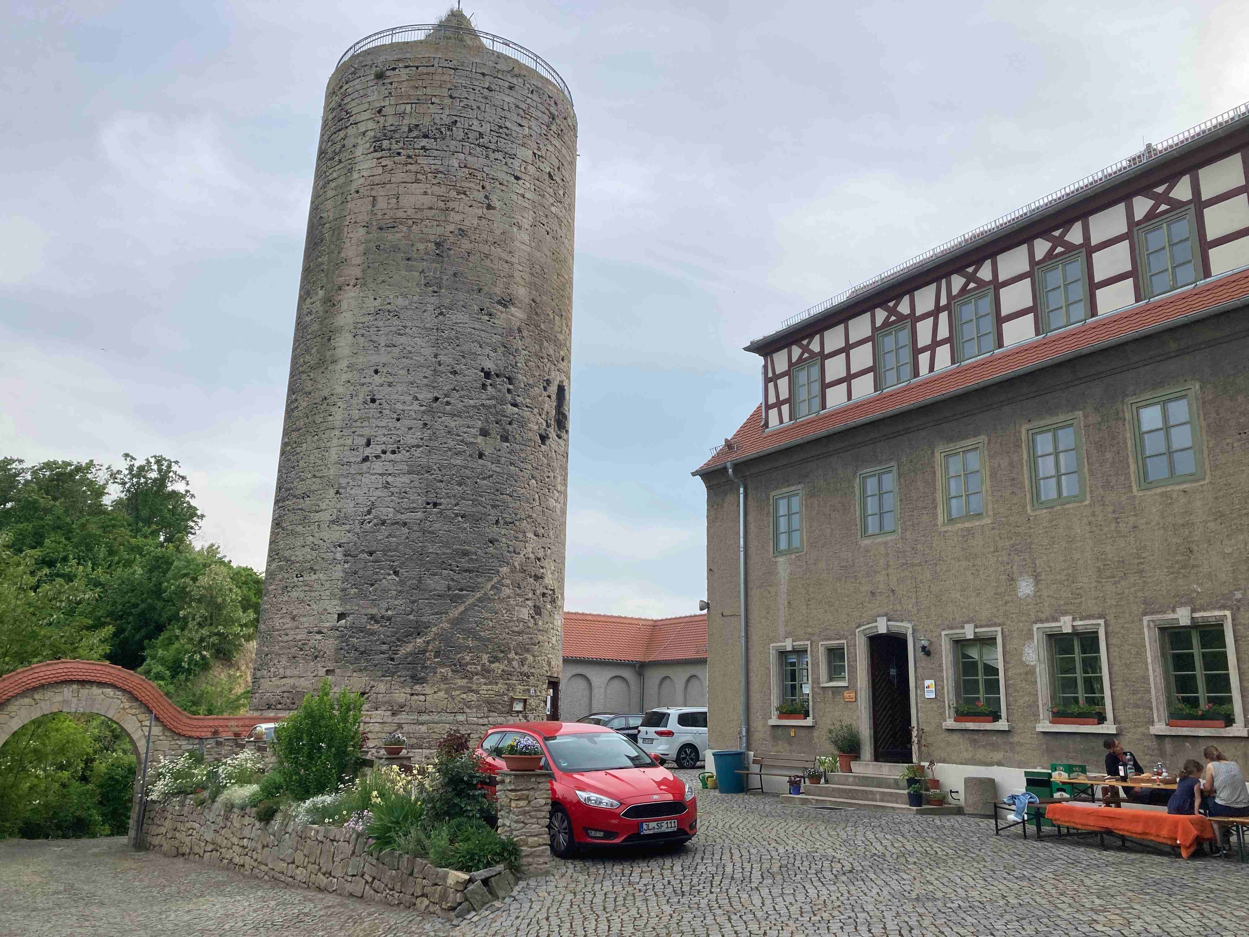 Ein Bild, das drau�en, Himmel, Geb�ude, geparkt enth�lt.

Automatisch generierte Beschreibung