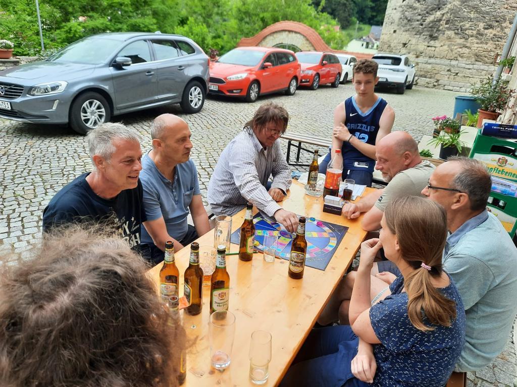 Ein Bild, das Person, drau�en, Gruppe, Personen enth�lt.

Automatisch generierte Beschreibung