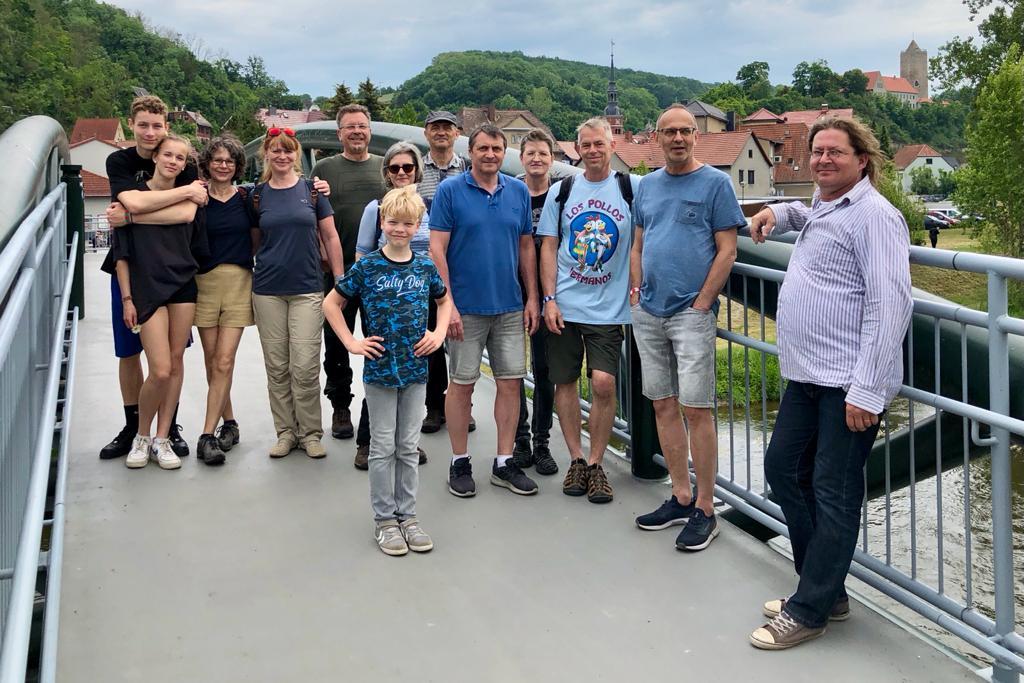 Ein Bild, das Person, Himmel, drau�en, Gruppe enth�lt.

Automatisch generierte Beschreibung