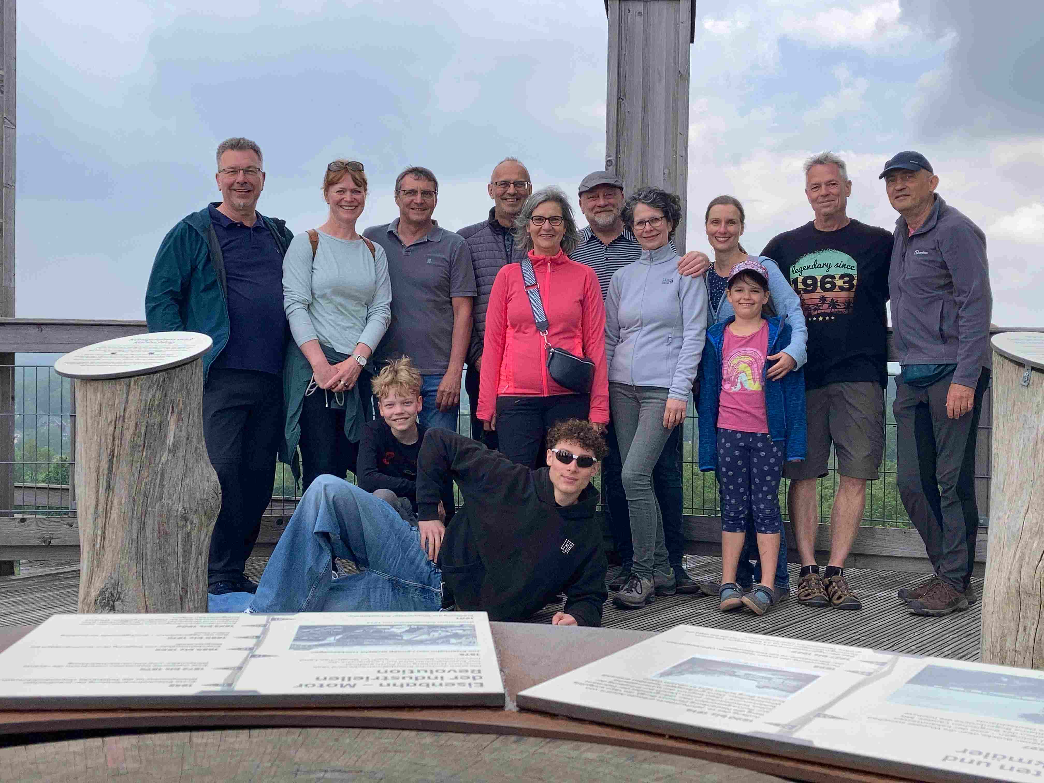 Ein Bild, das Kleidung, Person, Himmel, drau�en enth�lt.

Automatisch generierte Beschreibung