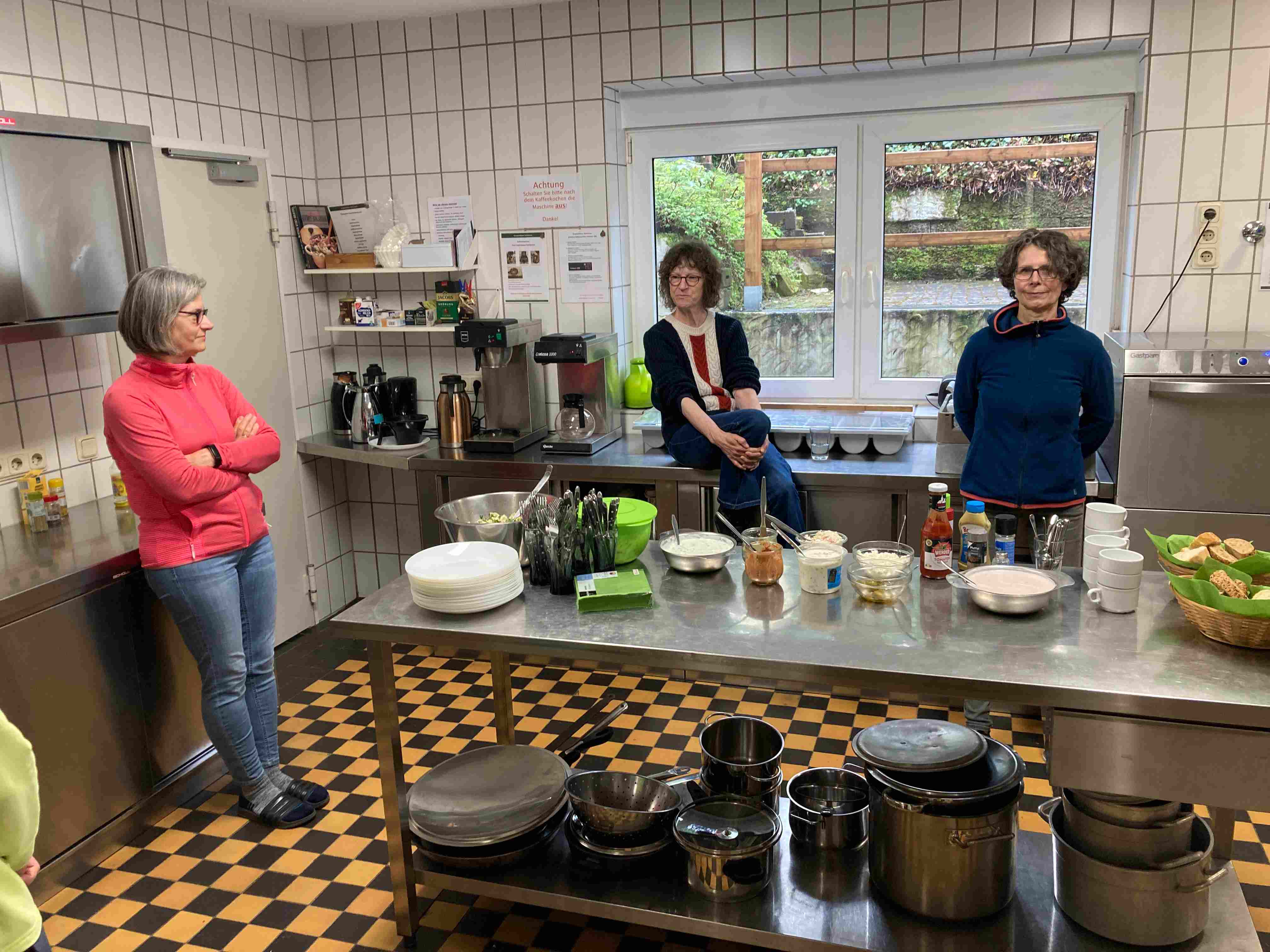 Ein Bild, das Kleidung, Person, Im Haus, Arbeitsfl�che enth�lt.

Automatisch generierte Beschreibung