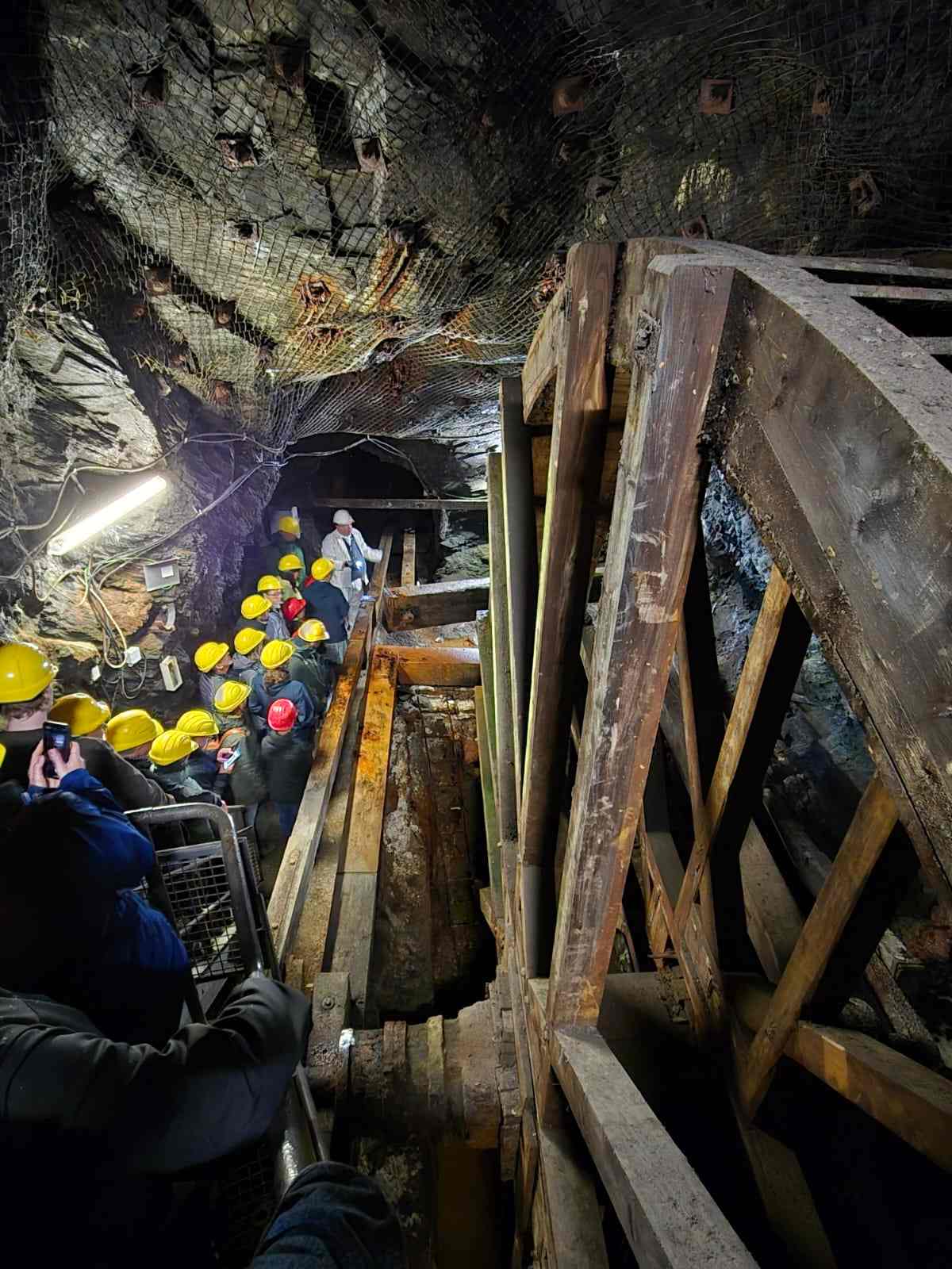 Ein Bild, das H�hle, Blue Collar, drau�en, Person enth�lt.

KI-generierte Inhalte k�nnen fehlerhaft sein.