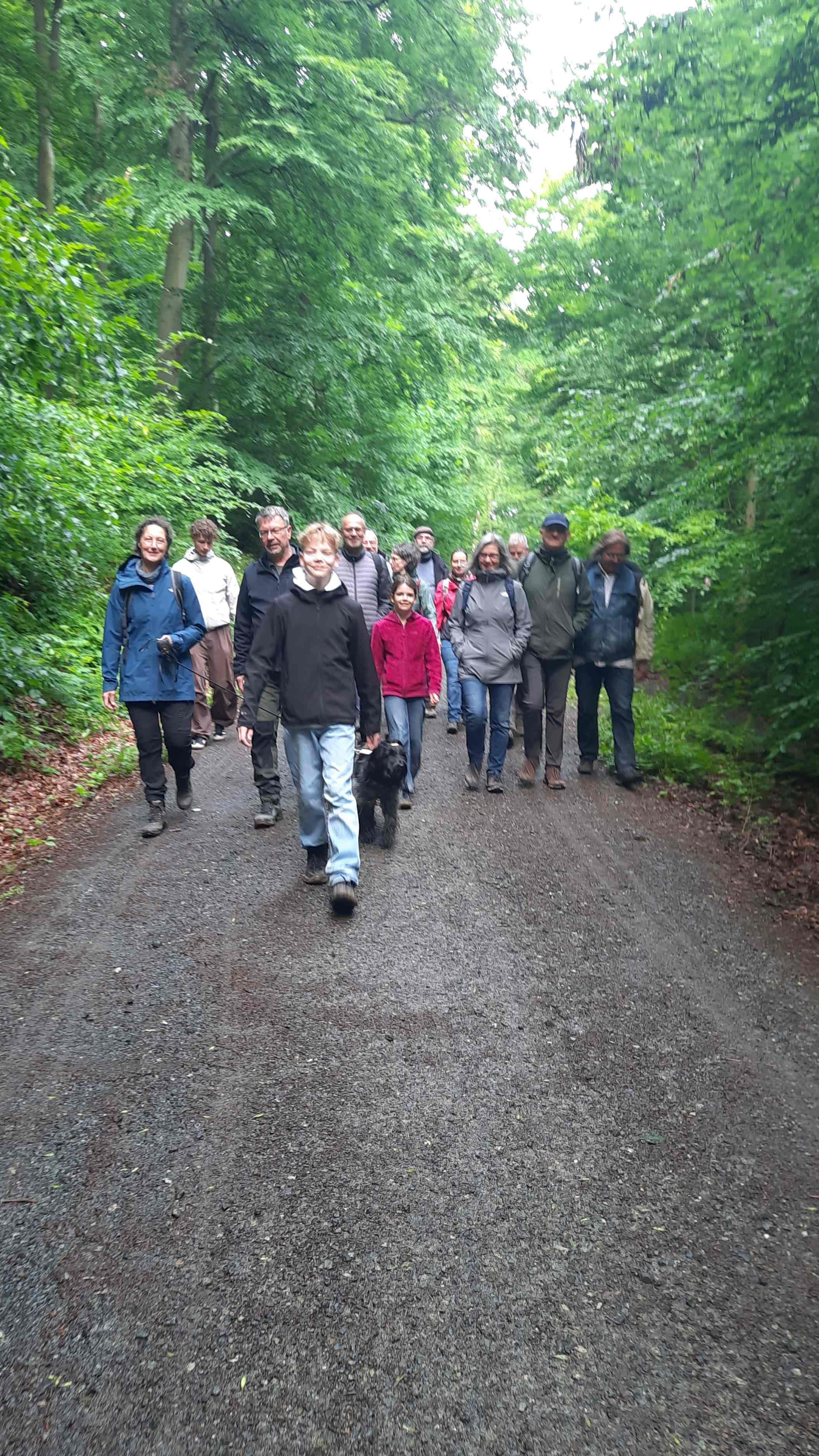 Ein Bild, das drau�en, Baum, Menschen, Schuhwerk enth�lt.

KI-generierte Inhalte k�nnen fehlerhaft sein.