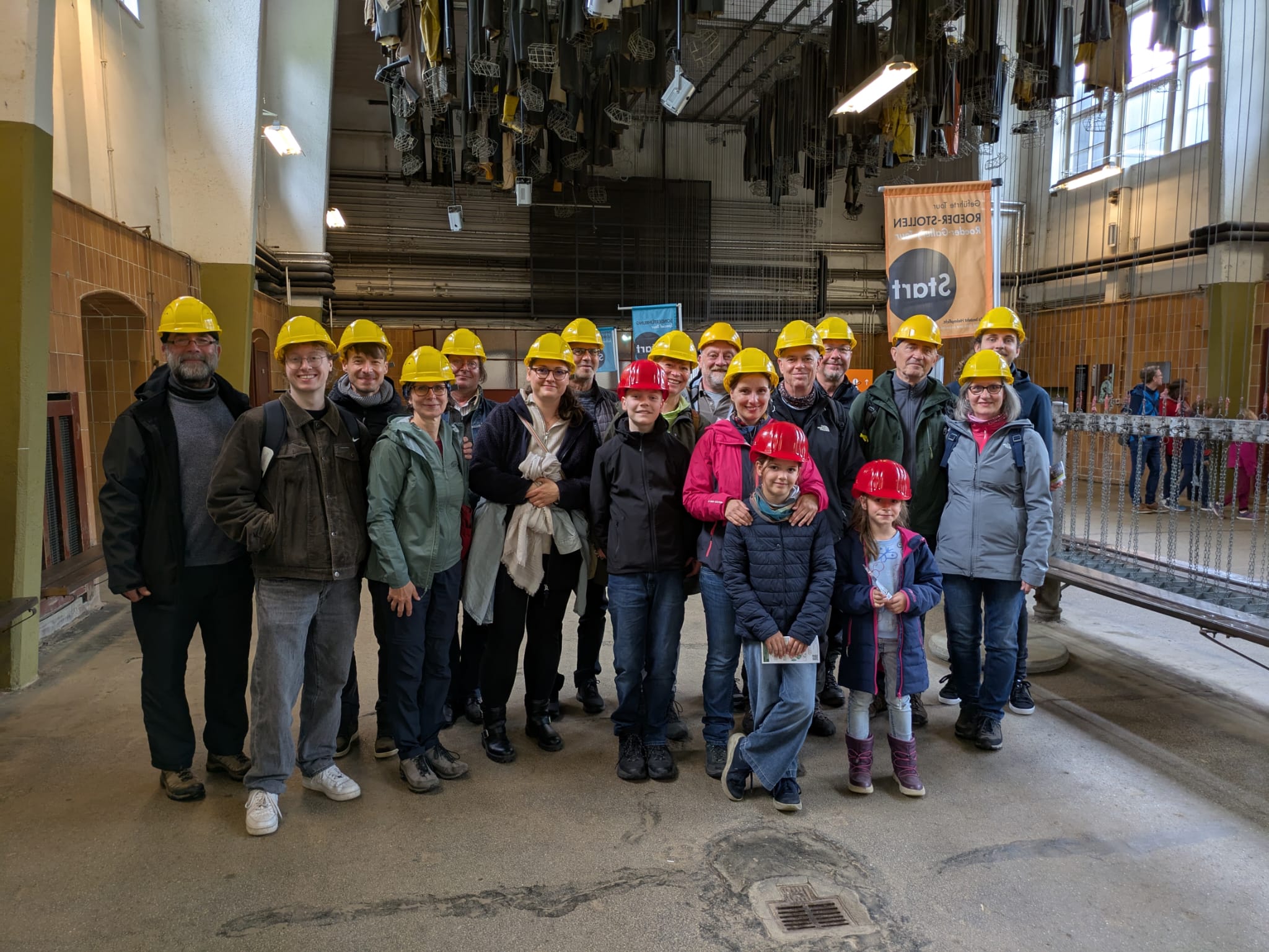 Ein Bild, das Kleidung, Person, Gruppe, Geb�ude enth�lt.

KI-generierte Inhalte k�nnen fehlerhaft sein.